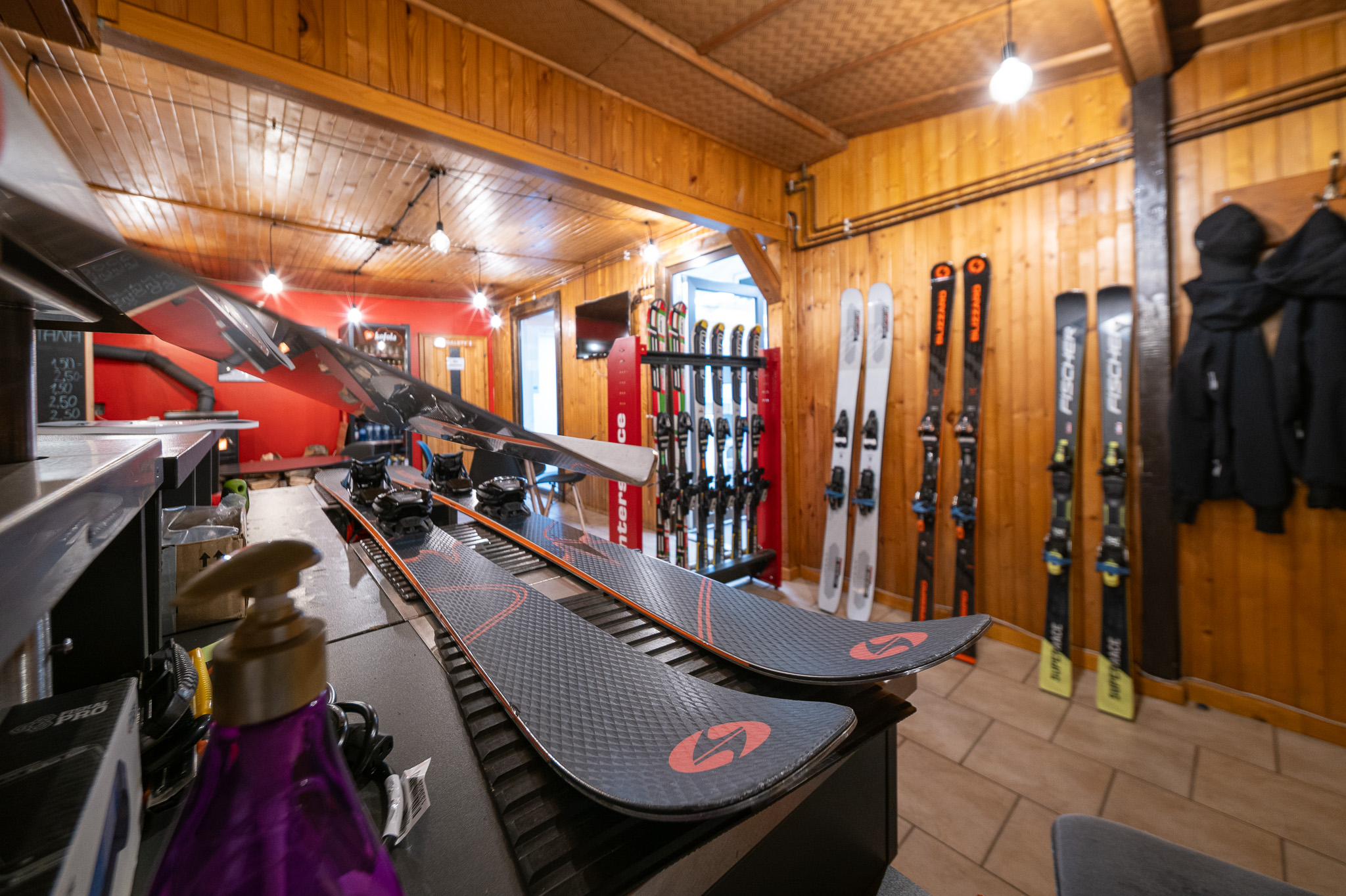 Interiér požičovne a servisu FATRA SKI